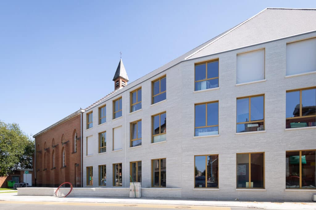 Doordacht ontworpen nieuwbouw uitbreiding aan bestaand schoolgebouw